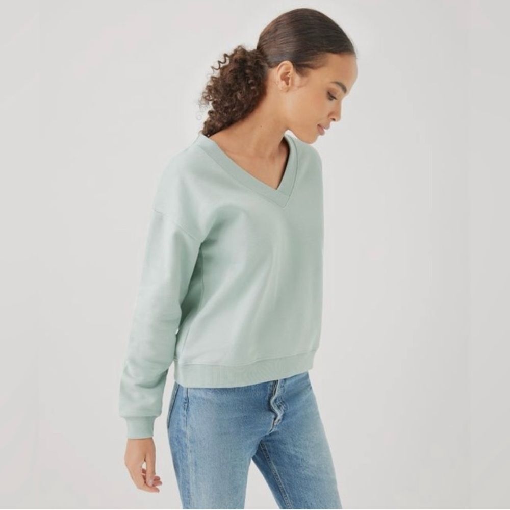 Pact Calla Courtside Sweatshirt V-Neck Organic Cotton Fleece Pullover Medium
